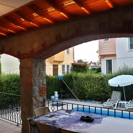Astonishing With Private Pool And Jacuzzi In Foca, 빌라 페티예