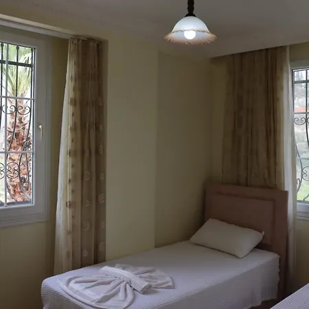 Astonishing With Private Pool And Jacuzzi In Foca, 빌라 페티예